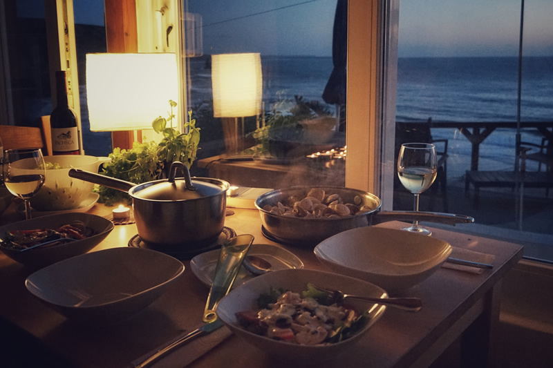 Gemütliches Dinner mit Meeresfrüchten und Meerblick
